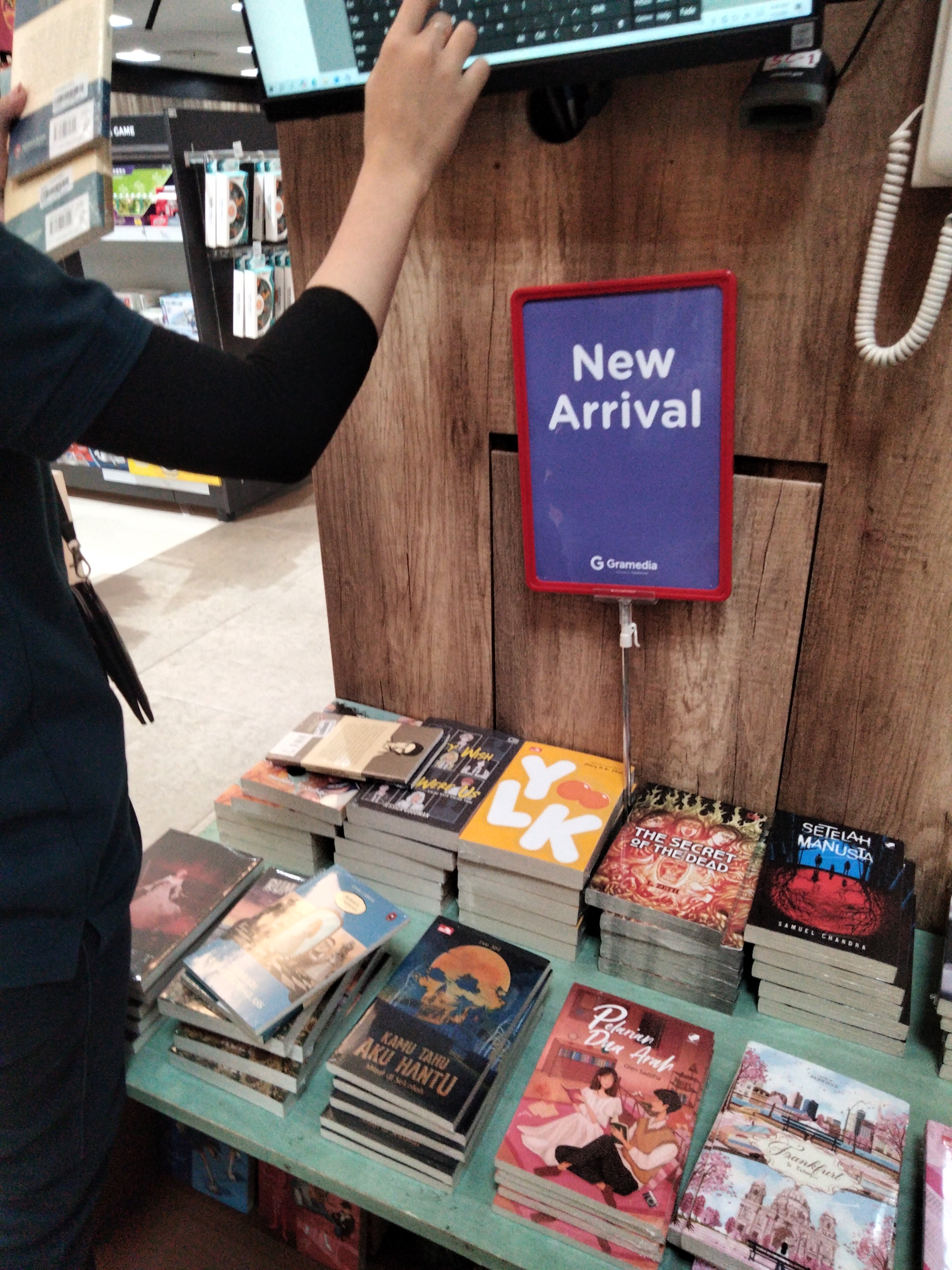 DUKUMENTASI MENCARI BUKU UNTUK POJOK LITERASI